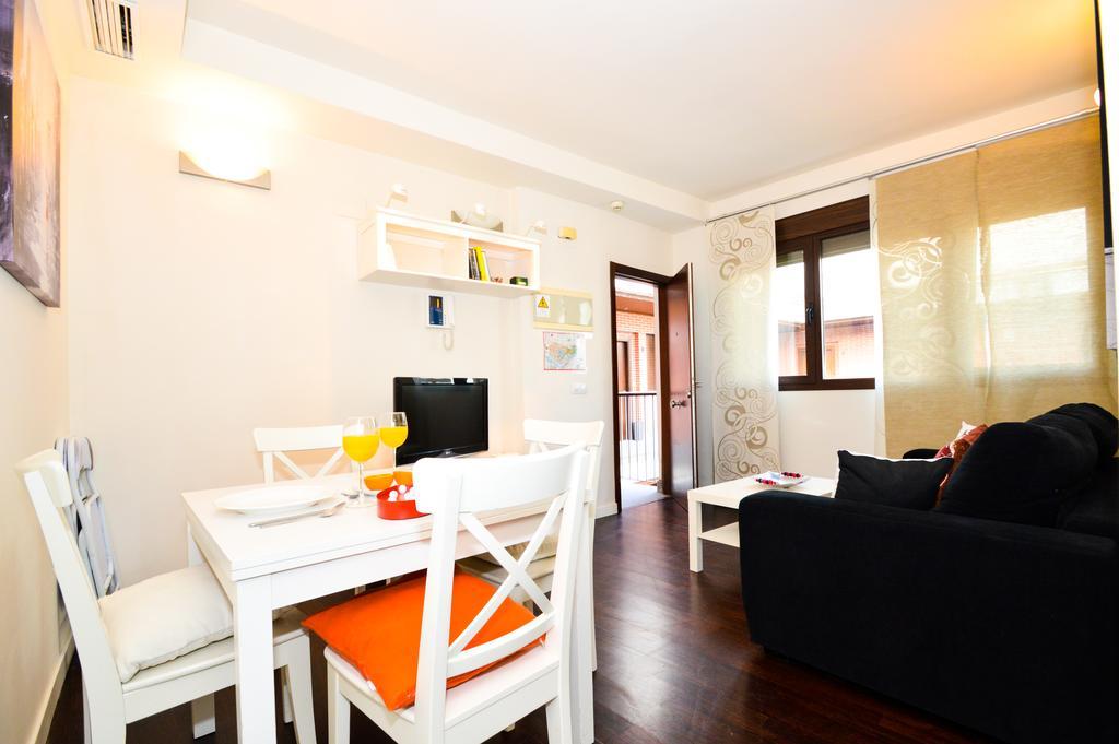 The Zentral Museo Apartment Seville Exterior photo